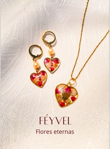 Corazón con flores rojas y beige